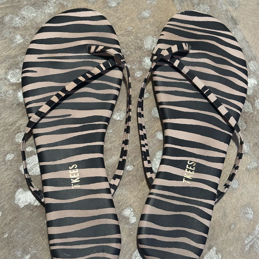 TKEES Women's Striped Sandals - Black and Tan